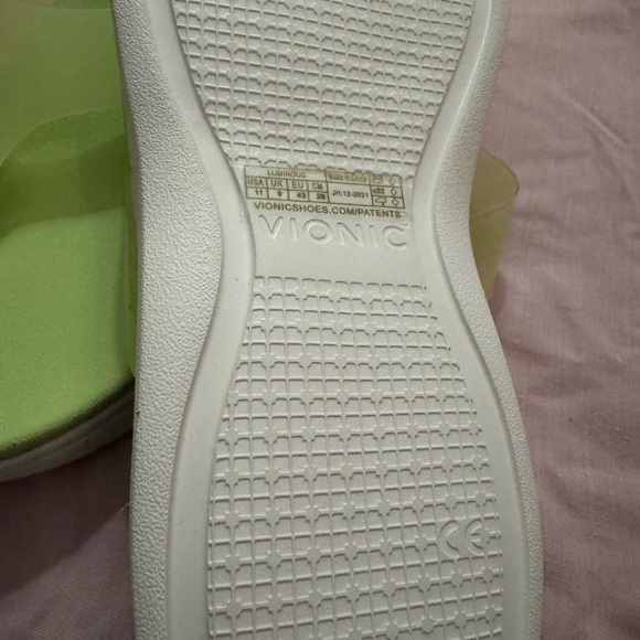 Brand new Vionic flip flops - Picture 2 of 3
